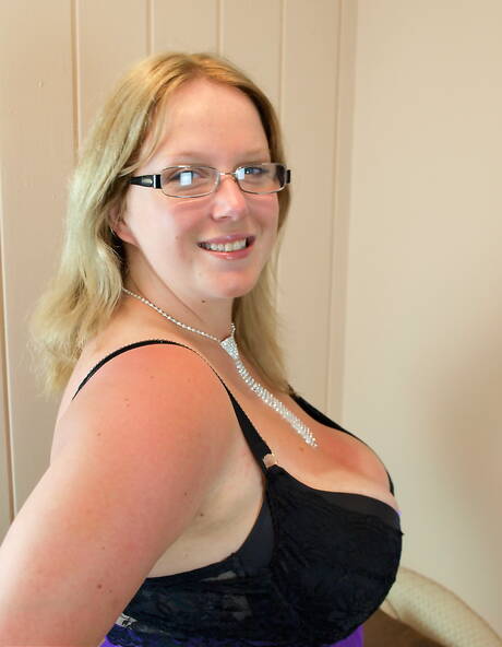 TAC Amateurs offers a free xxx photo gallery with Sindy Bust has a superb body