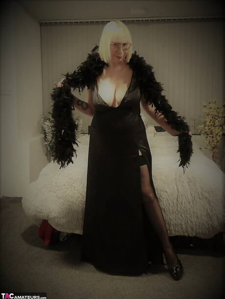 TAC Amateurs invites you to browse their free pictures with Barby Slut in scene with inserting a toy in twat